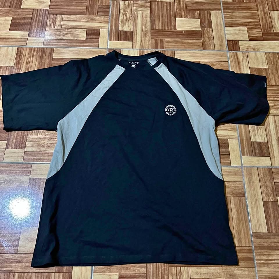 Camiseta deportiva negra con detalles en gris